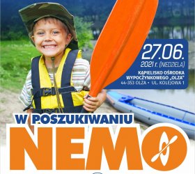 Na plakacie dziecko z wiosłem promujące zawody kajakowe dla dzieci