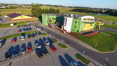 na zdjęciu widok z lotu ptaka na parking przed basenem