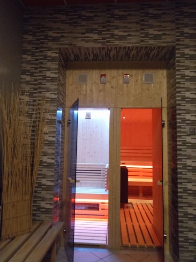 na zdjęciu wejście pomieszczeń saunowych 